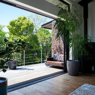 他の地域の大きいインダストリアルスタイルのおしゃれなデッキ (張り出し屋根) の写真