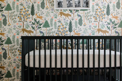 Imagen de habitación de bebé niña clásica renovada de tamaño medio