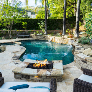 ロサンゼルスのオーダーメイドラスティックスタイルのおしゃれなプール (天然石敷き) の写真