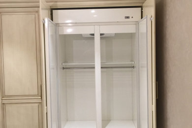 2 встроенных в интерьер холодильника для шуб