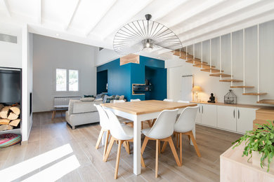 This is an example of a contemporary dining room in Grenoble.