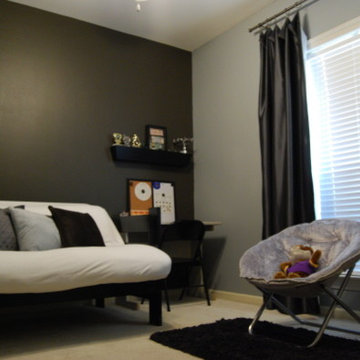Home Office Guest Room with Futon