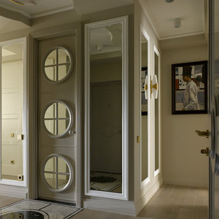 Esempio di un grande ingresso o corridoio chic con pavimento in marmo, pavimento beige e pareti beige