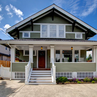 シアトルのトラディショナルスタイルのおしゃれな二階建ての家 (緑の外壁) の写真