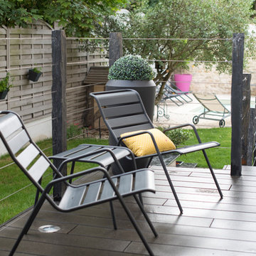 Aménagement d'un jardin avec terrasse en bois composite, garde corps en piquets