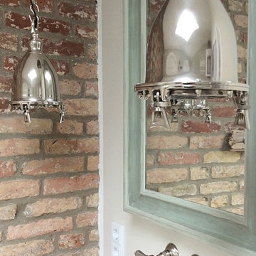 Bullaugen Lampen beidseitig des Spiegelschrankes