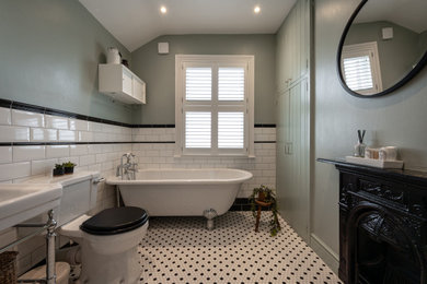 Photo of a traditional bathroom in London.
