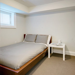 Modelo de sótano con ventanas de estilo americano, pequeño, con paredes beige y moqueta