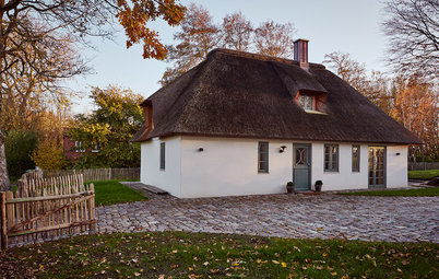 German Houzz Tour: Fairytale Thatched Cottage on the North Sea