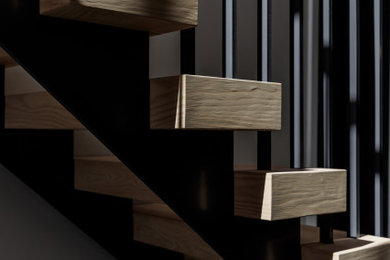 Modelo de escalera en U moderna de tamaño medio con escalones de madera y barandilla de metal