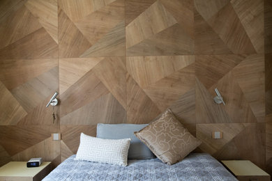 Esempio di una piccola camera matrimoniale contemporanea con pareti marroni, pavimento in gres porcellanato, pavimento beige e pareti in legno