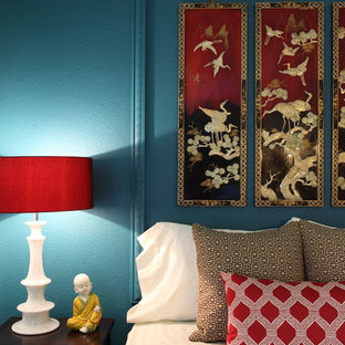 Esempio di una camera da letto etnica con pareti blu