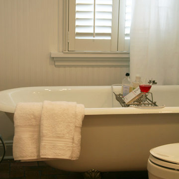 Quaint Cottage Bath in Elburn