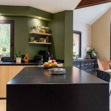 Réalisation d'une cuisine en bois dans un écrin végétal