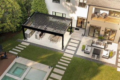 Diseño de patio minimalista de tamaño medio en patio trasero con suelo de baldosas y pérgola