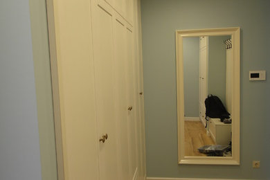 Пример оригинального дизайна: узкая прихожая среднего размера в скандинавском стиле с серыми стенами, светлым паркетным полом, двустворчатой входной дверью и белой входной дверью