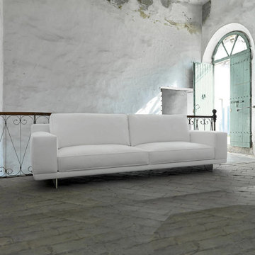 The beautifully designed sofa is ideal for both living and bedroom areas. It is