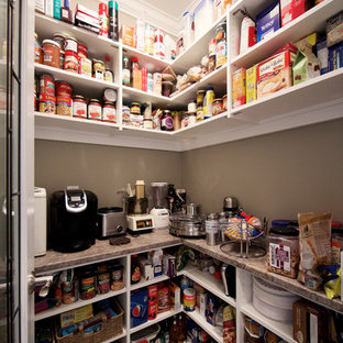 Idée de décoration pour une arrière-cuisine linéaire tradition de taille moyenne avec un placard sans porte, des portes de placard blanches, un plan de travail en stratifié, une crédence blanche et un sol en carrelage de porcelaine.