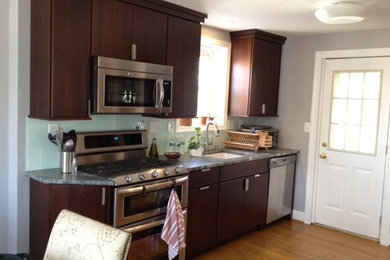 Kitchen - contemporary kitchen idea in Philadelphia