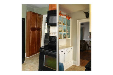 リッチモンドにある低価格の小さなカントリー風のおしゃれなキッチン (落し込みパネル扉のキャビネット、白いキャビネット、木材カウンター、青いキッチンパネル、木材のキッチンパネル、ラミネートの床、青い床) の写真