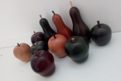 frutta tornita verniciata di vari colori