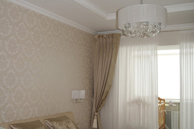 Стильный дизайн: хозяйская спальня среднего размера в стиле неоклассика (современная классика) с бежевыми стенами, полом из ламината и серым полом - последний тренд