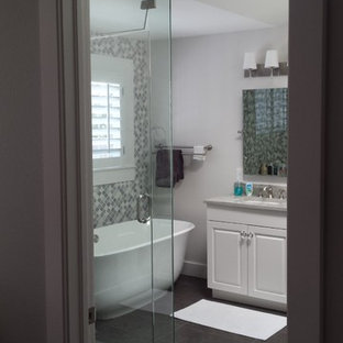 Foto di una stanza da bagno padronale moderna di medie dimensioni con ante con bugna sagomata, ante bianche, vasca freestanding, doccia ad angolo, piastrelle beige, piastrelle nere, piastrelle grigie, piastrelle multicolore, piastrelle rosa, piastrelle bianche, piastrelle gialle, piastrelle a mosaico, pareti grigie, pavimento con piastrelle in ceramica, lavabo sottopiano e top in superficie solida