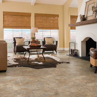 Großes, Repräsentatives, Fernseherloses, Offenes Mediterranes Wohnzimmer mit gelber Wandfarbe, Vinylboden, Kamin und braunem Boden in Tampa