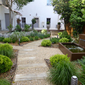 Jardins avec moins de pelouse : des aménagements économes en eau