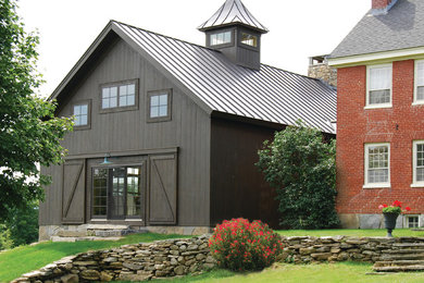Mittelgroße, Zweistöckige Country Holzfassade Haus in Burlington