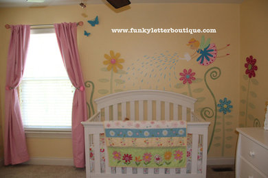 Foto de dormitorio infantil clásico de tamaño medio con paredes amarillas y suelo de ladrillo