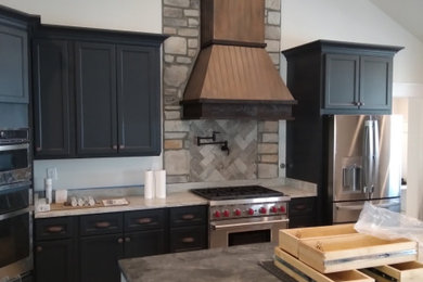 Kitchen - modern kitchen idea in Richmond