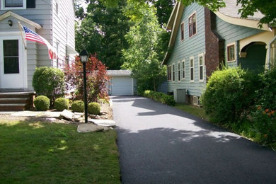 Inspiration for a traditional landscaping in Cleveland.