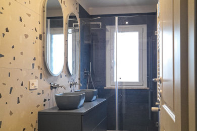 Immagine di un bagno di servizio moderno