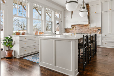 Example of a classic kitchen design in Dallas