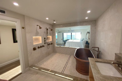 Example of a bathroom design in Tampa