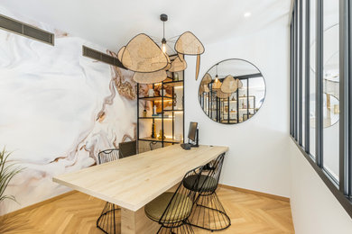 Cette photo montre une salle à manger moderne.