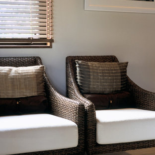 Immagine di una camera da letto etnica con pavimento in pietra calcarea