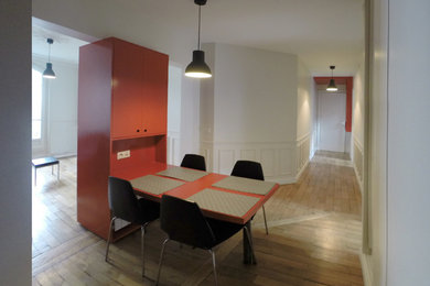 Aménagement d'une salle à manger contemporaine.