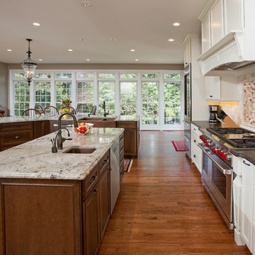 Letting Light and Dark Colors Combine in an Oakton VA home