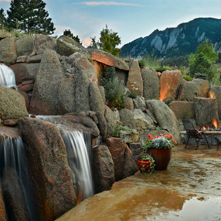 Großer Stilmix Garten hinter dem Haus mit Wasserfall in Denver