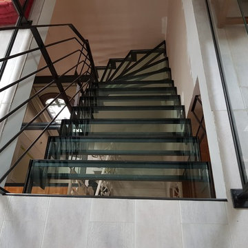 Création d'un accès à des combles aménagées par des escaliers en métal et verre