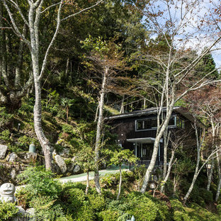 京都のモダンスタイルのおしゃれな家の外観 (木材サイディング、黒い外壁、金属屋根) の写真