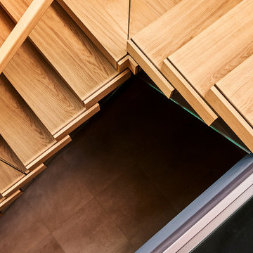 Kragarmtreppe mit transluzenten Stufen aus Holz