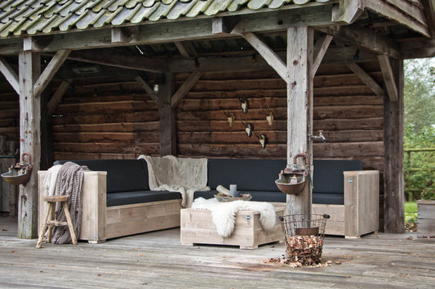 Rustic Deck by RIENZA