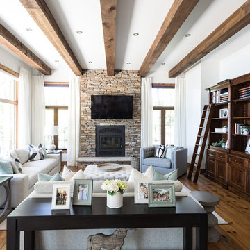 Elegant waterfront house with classic & rustic vibes