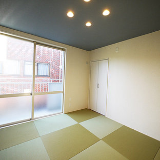 Mediterranes Wohnzimmer mit beiger Wandfarbe, Tatami-Boden und grünem Boden in Tokio
