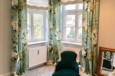 Klassisches Wohnzimmer mit Teppichboden in Sonstige