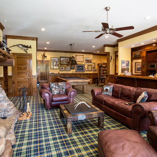 Ejemplo de sótano con puerta de estilo americano, extra grande, con paredes amarillas, moqueta, chimenea tradicional y marco de chimenea de piedra