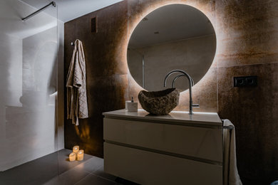 Photo of a contemporary master bathroom in Valencia with a curbless shower, slate and a vessel sink.